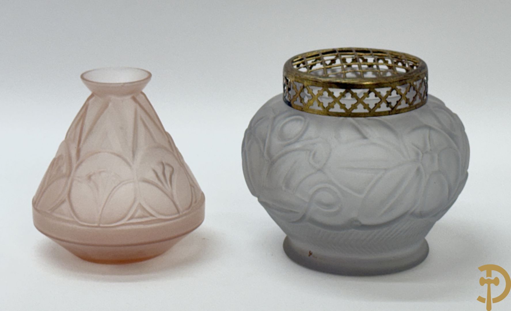 Geperste glazen Art deco vaas, Scailmont H.H. gemerkt  (Henri Heemkerk) + pique fleur in geperst glas met bloemenmotieven Scailmont gemerkt