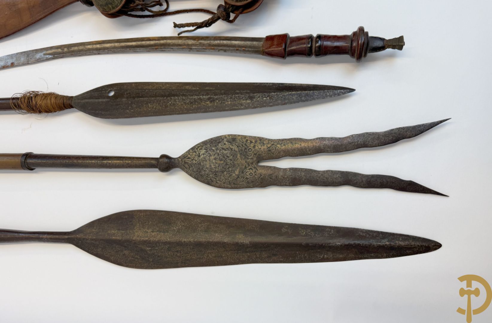 Zes Afrikaanse machetes, 4 speren, bronzen ruilmiddel en 2 bronzen armbanden