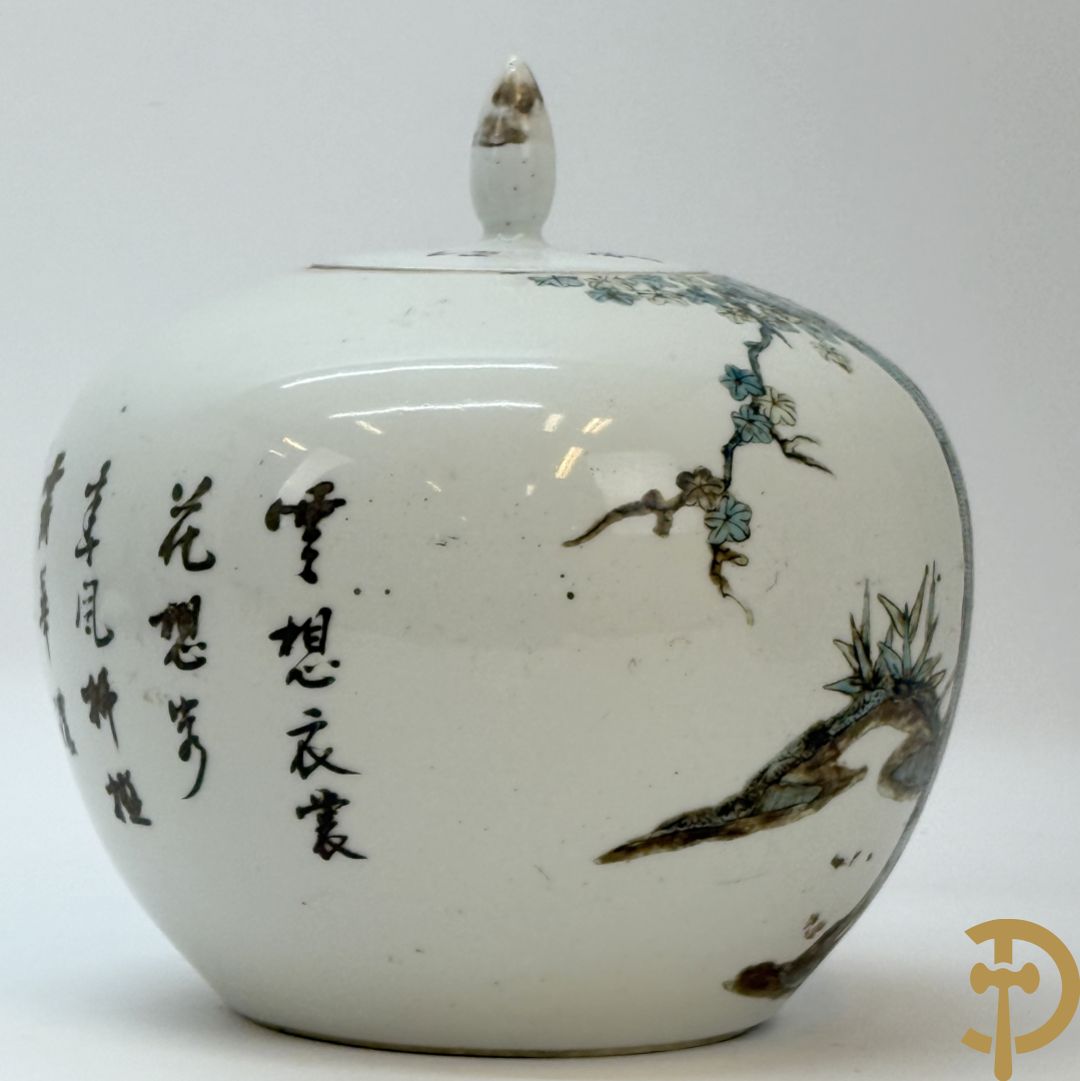 Chinese porseleinen vaas met decor van fo honden + Dekselpotiche in Chinees porselein met geanimeerd decor van dames in landschap