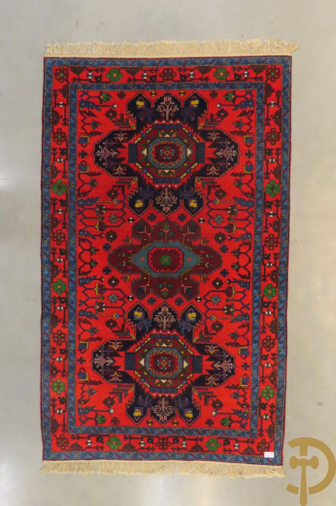 Oosters handgeknoopt tapijt Kaukasus met  geometrische blauwe motieven op rode fond