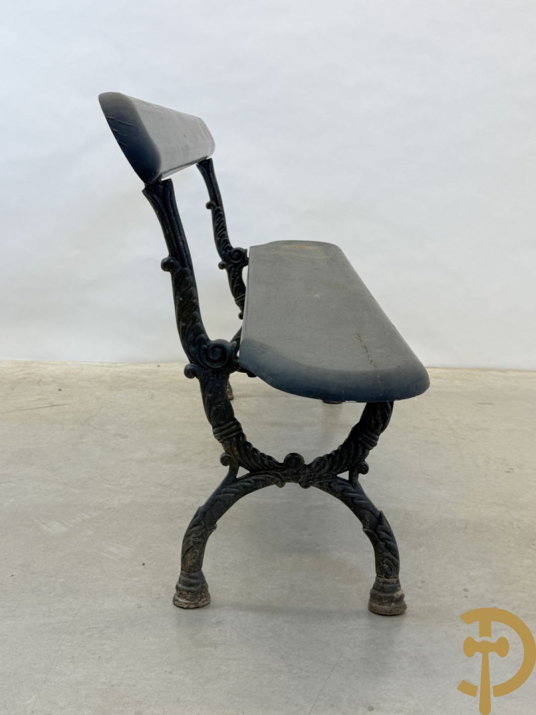 Tuinbank met houten beschilderde zitting en rugleuning op metalen chassis