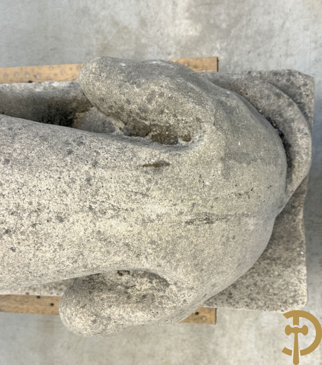 Paar betonnen tuinbeelden van leeuwen