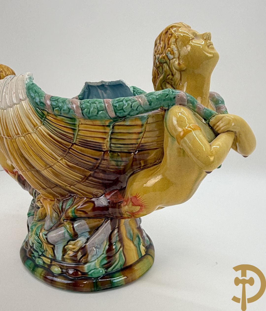Bloemenjardinière in Majolica met paar dames houdende een schelp