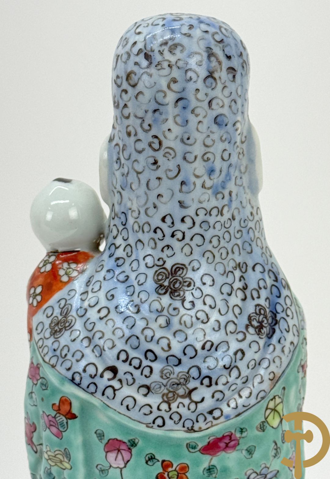 Chinese porseleinen wijsgeer met kind op de arm