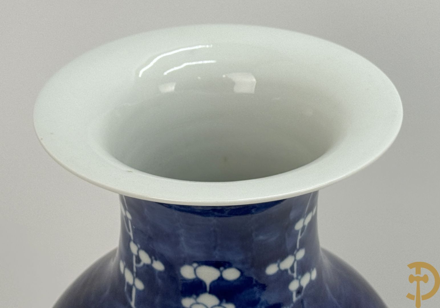 Chinese porseleinen blauw/wit vaas met decor van bloemen op tak