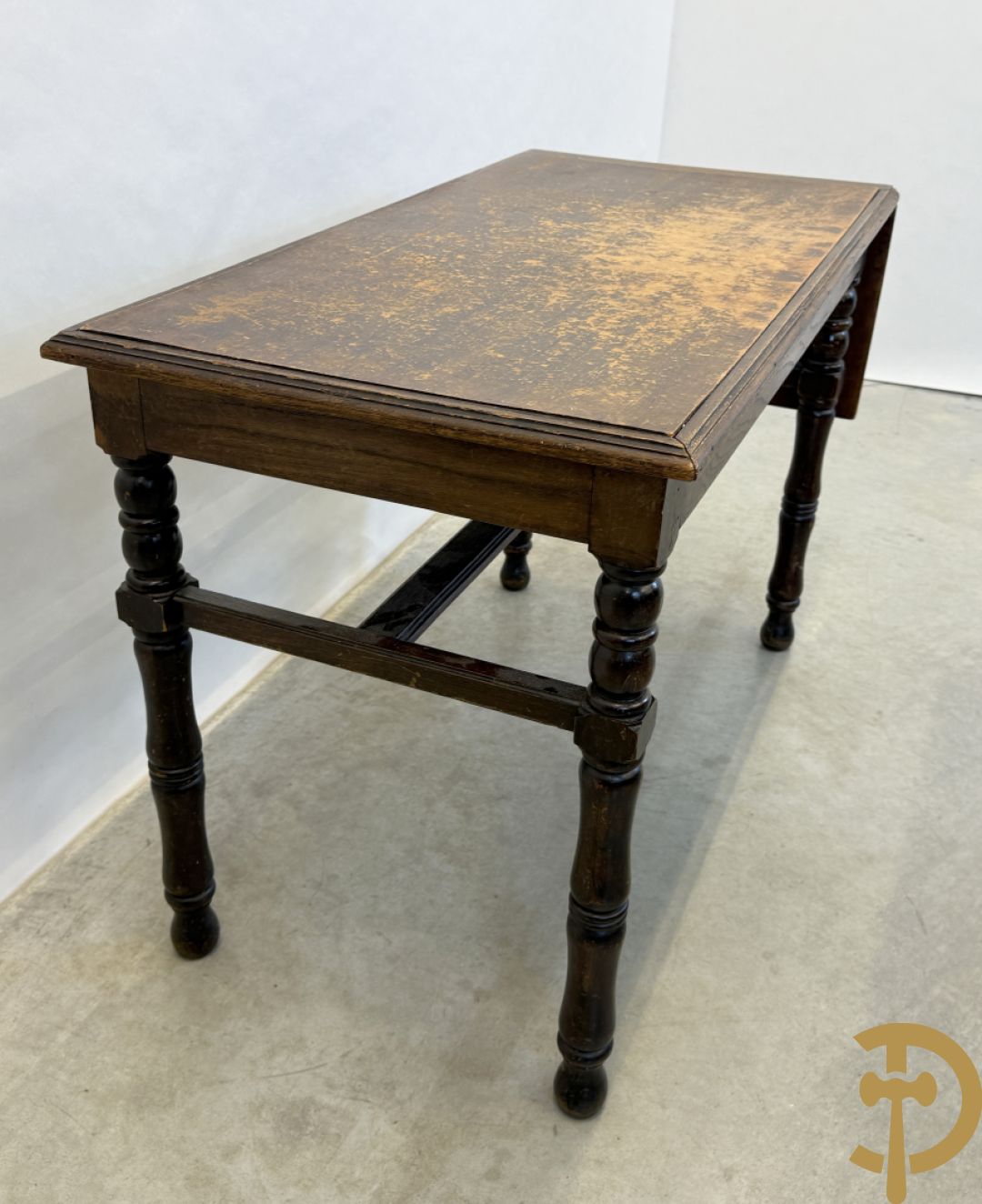 Drie antieke cafétafeltjes waarvan 2 met zijdelingse openklapbare flap