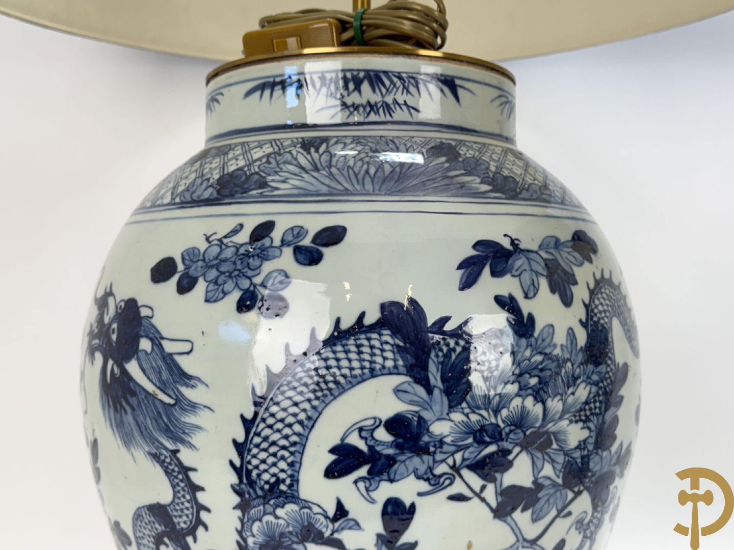 Paar Chinese blauw/witte porseleinen dekselvazen gedecoreerd met draken en bloemenmotieven, als lampadaire omgebouwd