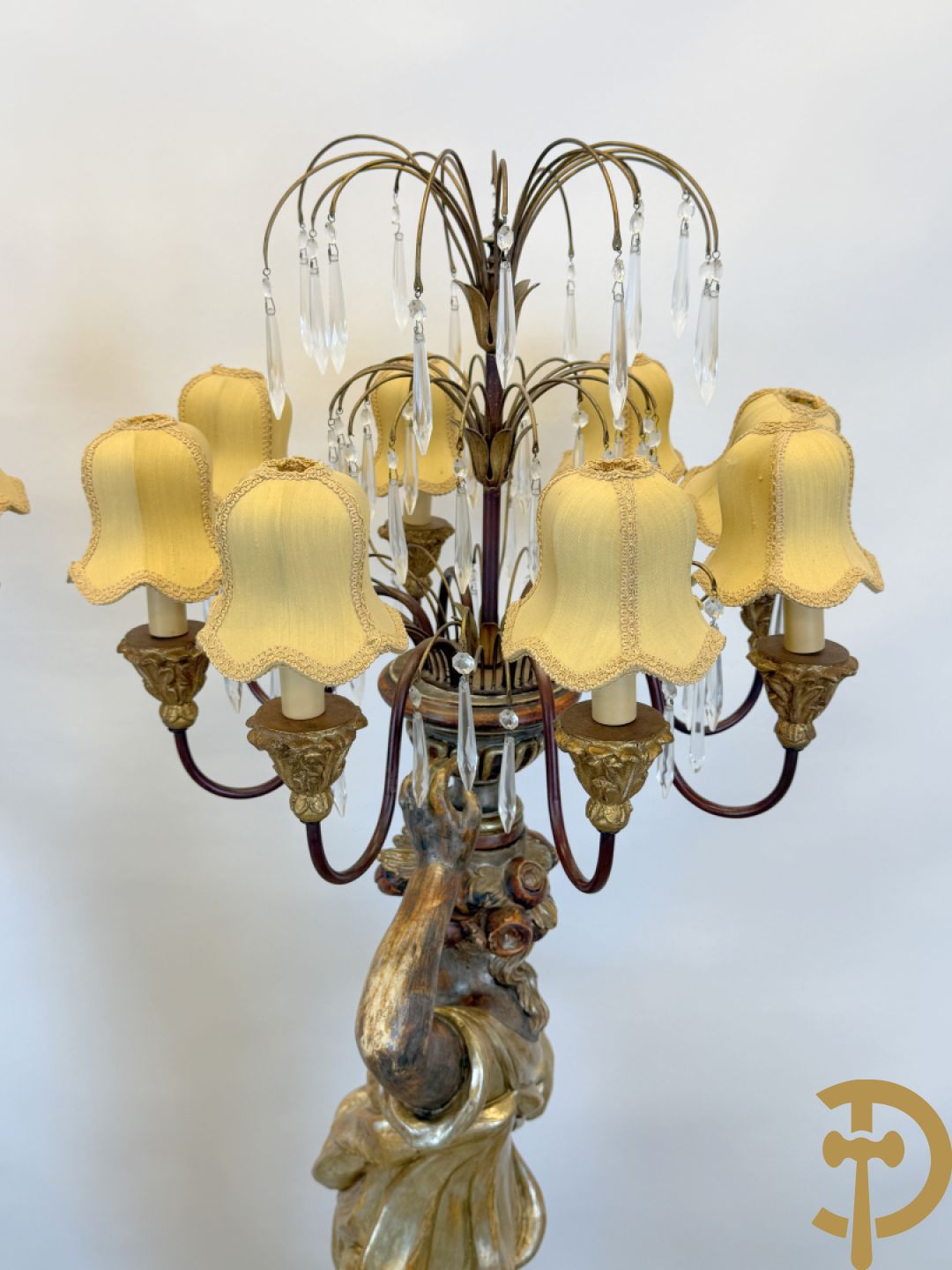 Paar gepolychromeerde dames op sokkel, bekroond met achtarmige kandelaar met lichtpunten en bellen, Italiaans, jaren 