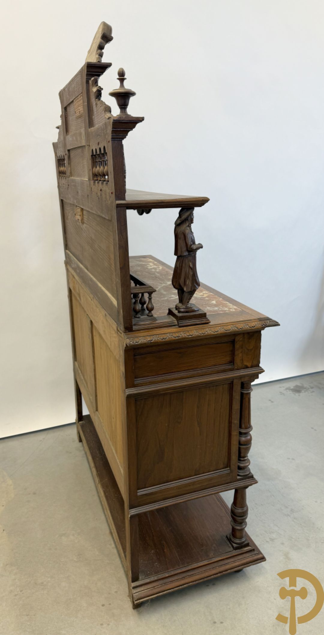 Massief eiken Bretoense eetkamer bestaande uit buffet met 3 deuren boven, 2 deuren onder, lades midden en gesculpteerde geanimeerde scènes + desserte + uittrekbare tafel + 6 stoelen + extra allonge