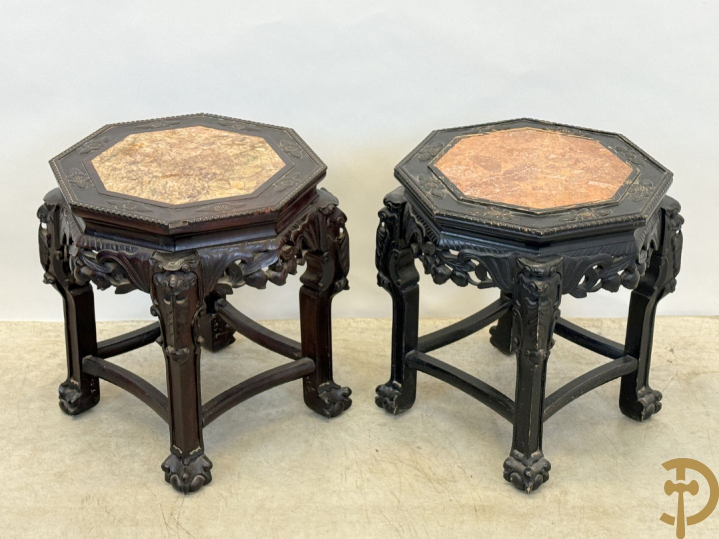 Paar achthoekige hardhouten Chinese sokkels met fo-honden en bloemendecoratie