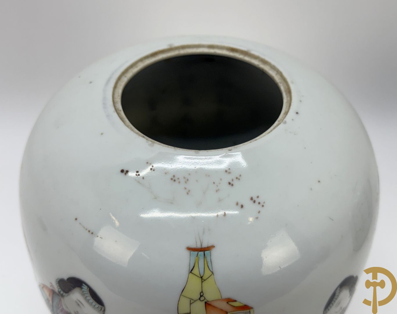 Chinese porseleinen cachepot met decor van dames en kind