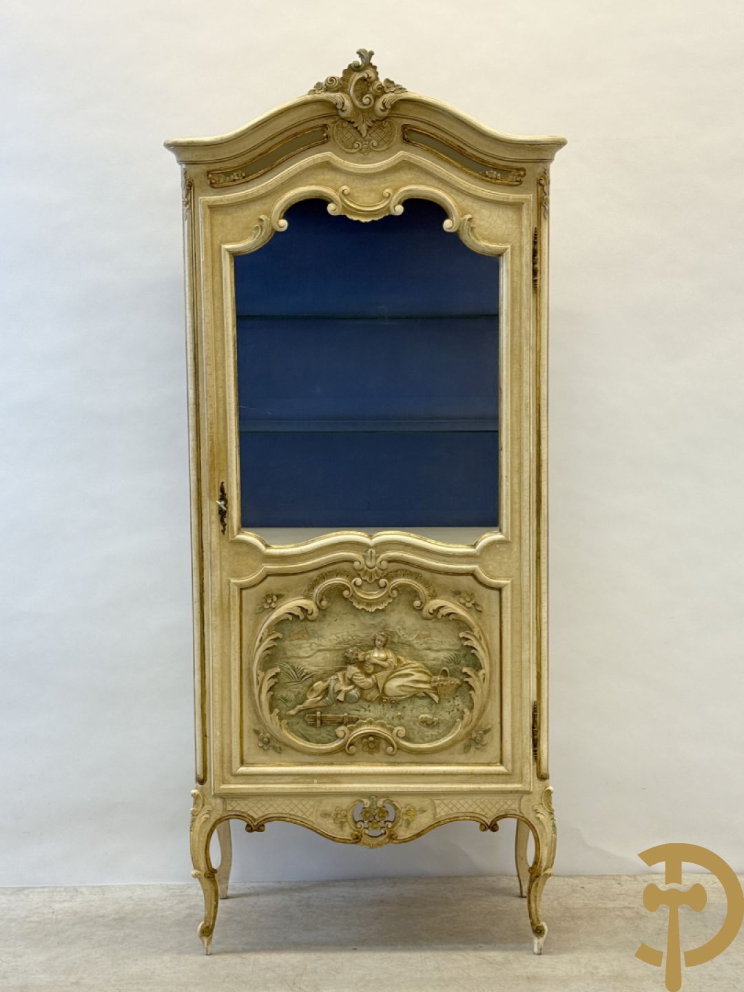 Gemonochromeerde Louis XV vitrine met basrelief van romantische scène