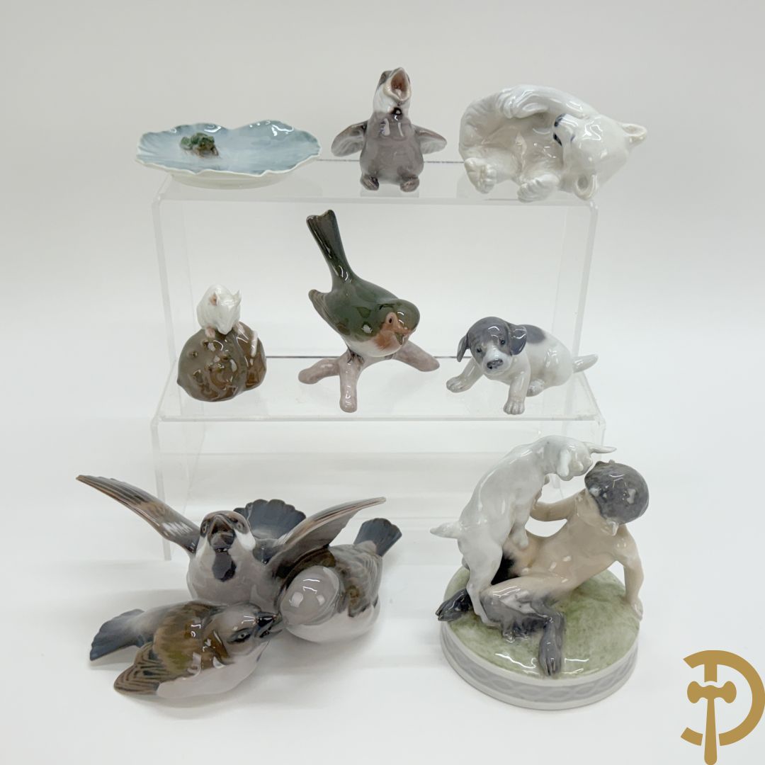 Reeks biscuitbeelden in Royal Copenhagen o.a. saterfiguur met bok, vogeltjes, hond, muis, ijsbeer, schaaltje