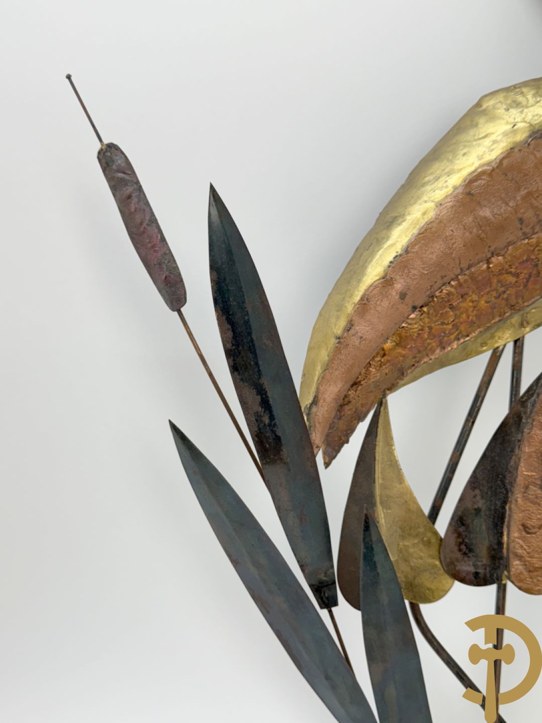 Paar vergulde metalen basreliefs met ooievaars en lisdoddes