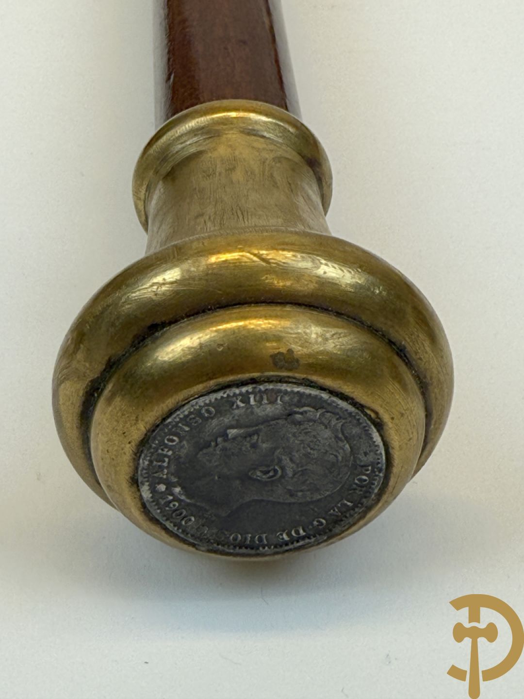 Verzameling wandelstokken met o.a. dierenhoofden en zilveren ornamenten