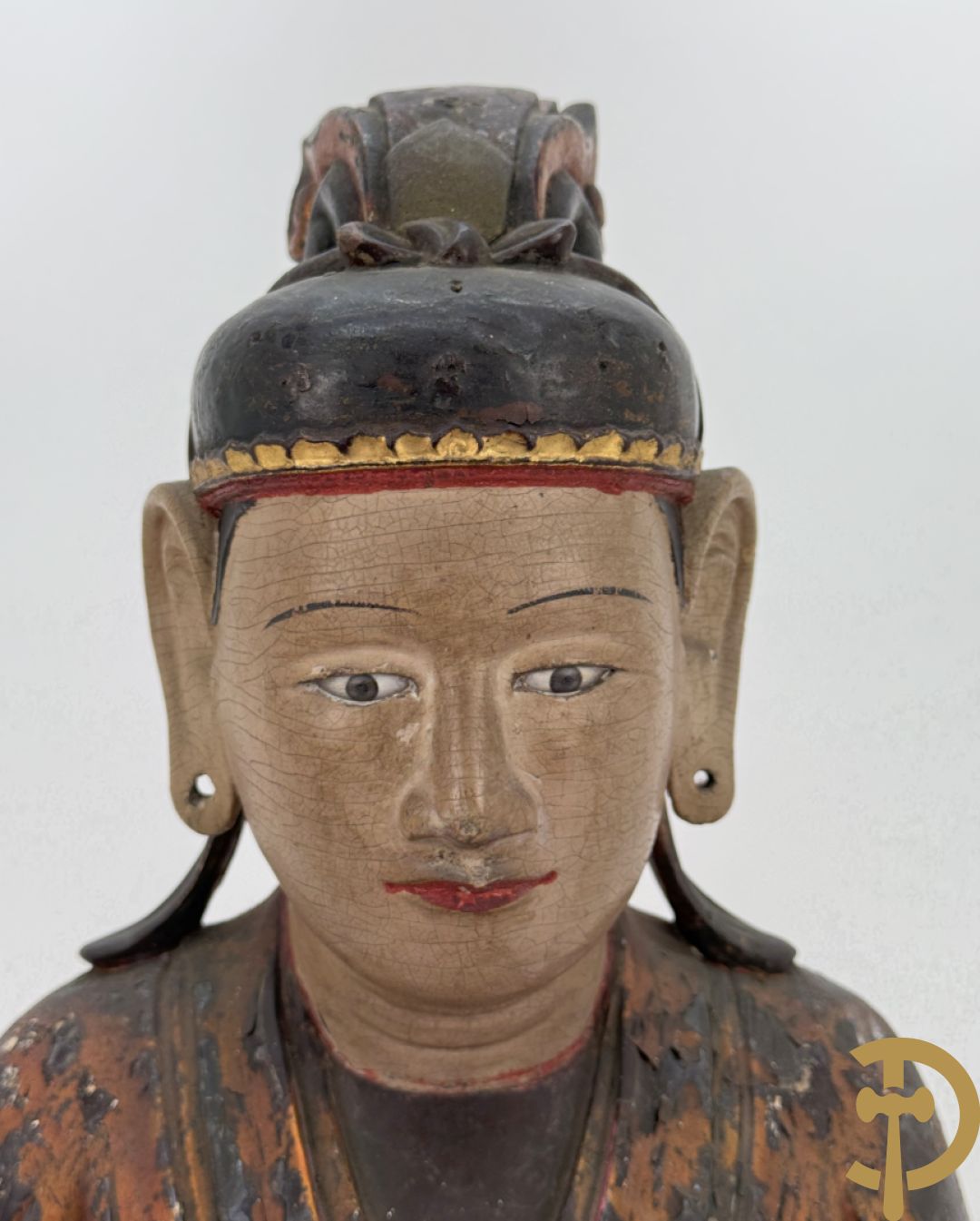 Houtgesculpteerd en gepolychromeerd zittend boedhistisch figuur