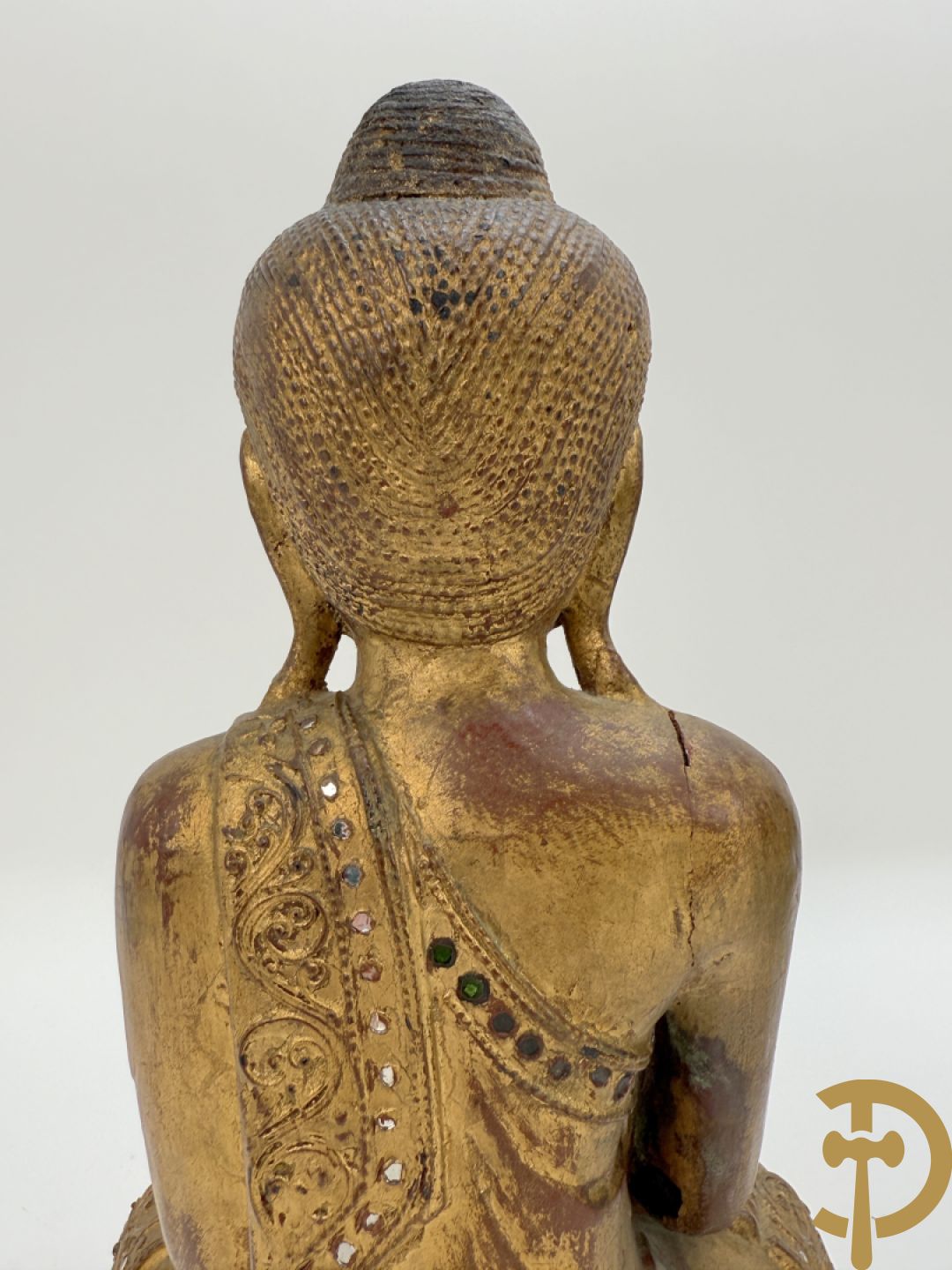 Handbeschilderd ijzeren boedhahoofd + vergulde houtgesculpteerde zittende boedha