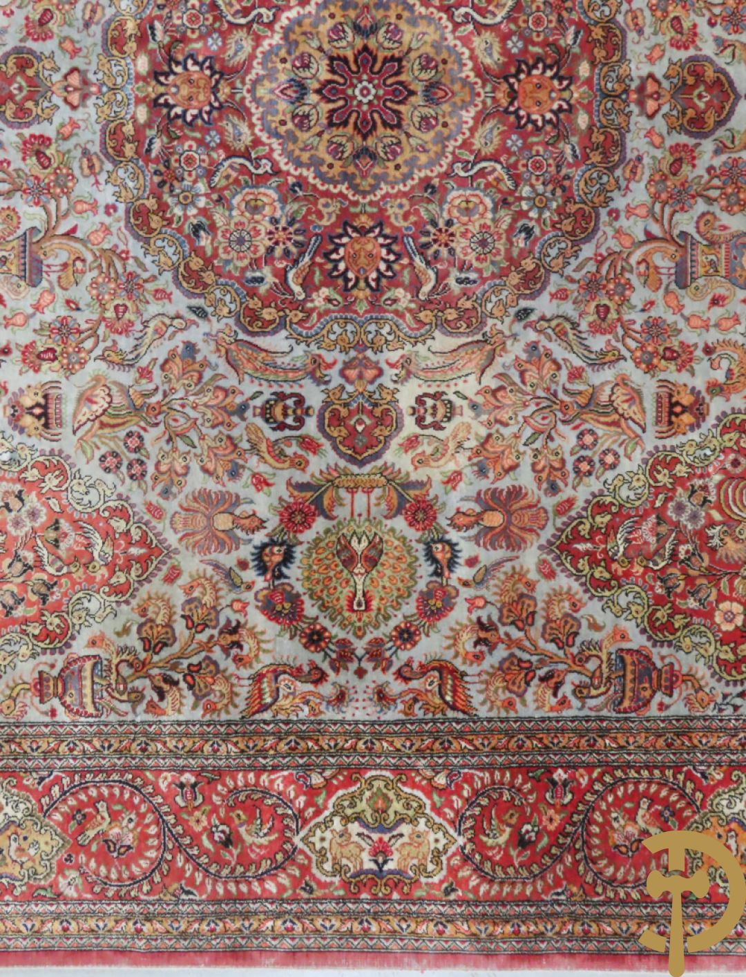 Oosters handgeknoopt tapijt zijde op katoen met bloemenpatronen, vogelmotieven en decor van amfoorvazen + Oosters handgeknoopt tapijt met decor van bloemen en amfoorvaas