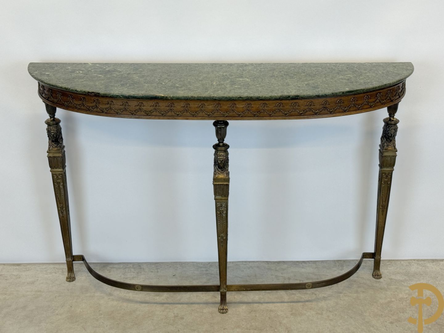 Console op bronzen poten met dameshoofden bezet, bovenaan met groen marmeren blad