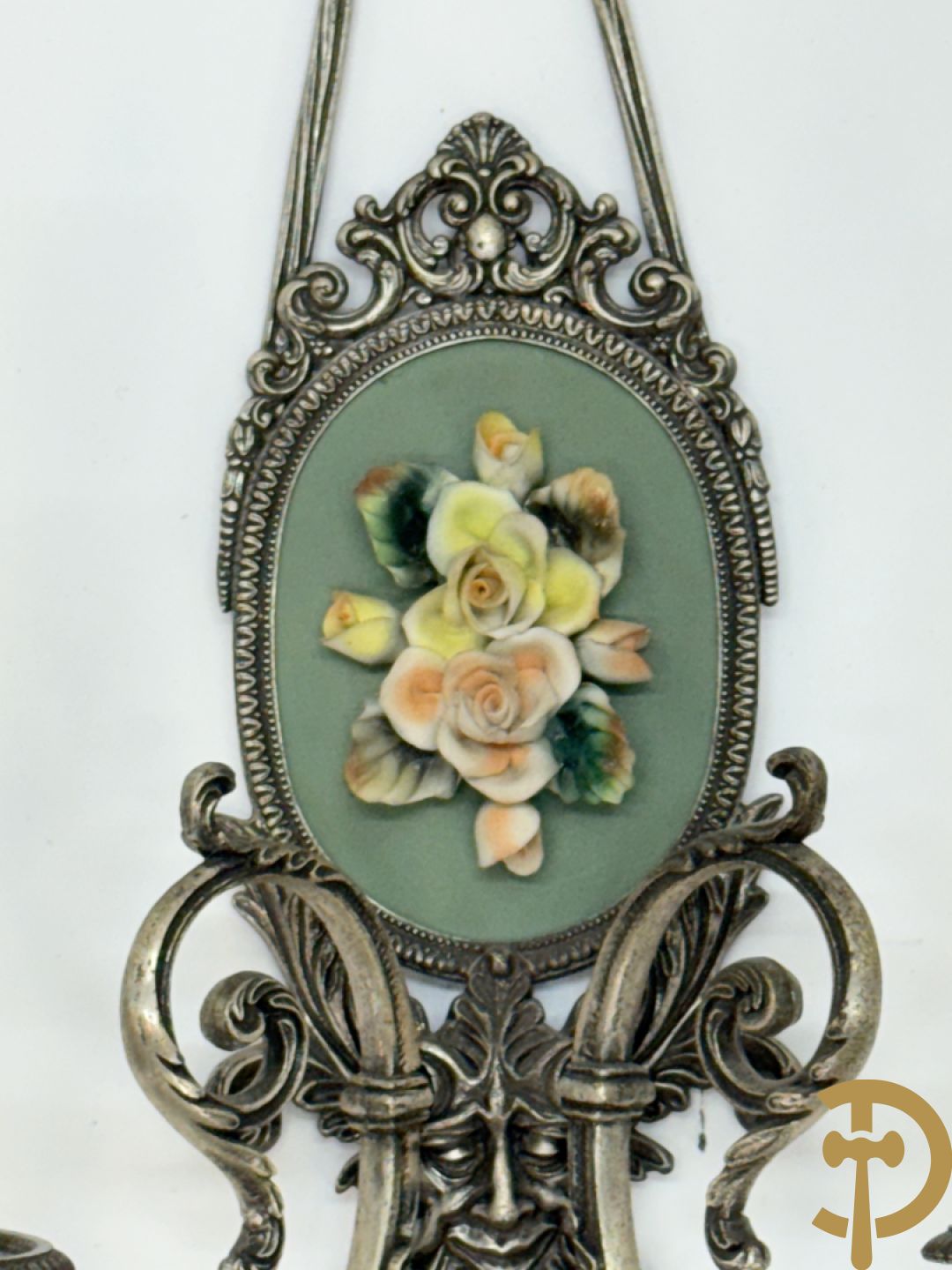 Paar verchroomde bronzen twee-armige applieken met porseleinen bloemen bezet