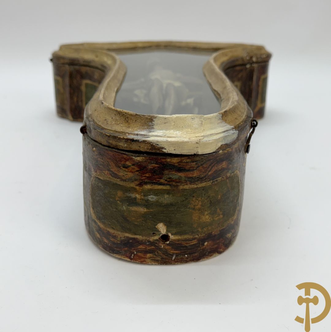 Houtgesculpteerde en gepolychromeerde Christus aan het kruis in openklapbaar gespolychromeerd kastje