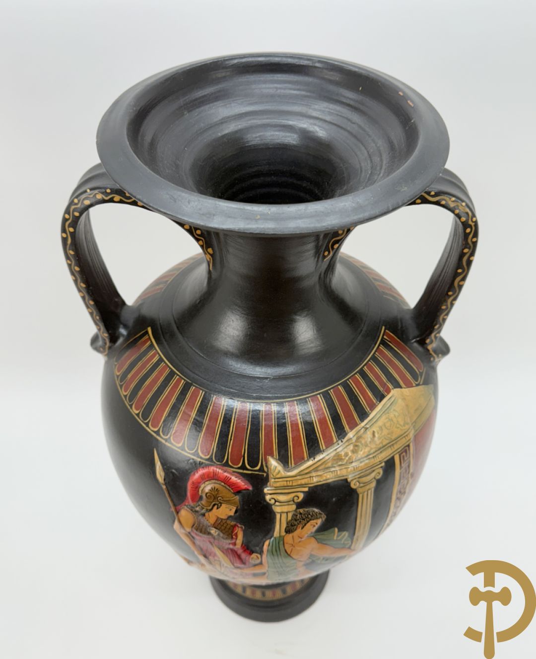 Amfoorvormige vaas in terra cotta met voorstellingen uit de Klassieke oudheid, Griekse stijl