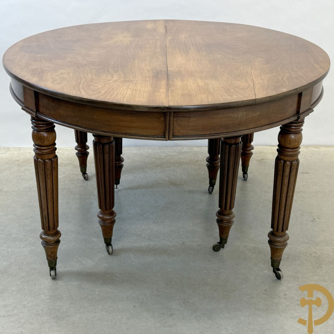 Mahoniehouten uittrekbare coulissetafel op 8 poten (met extra verlengstuk)