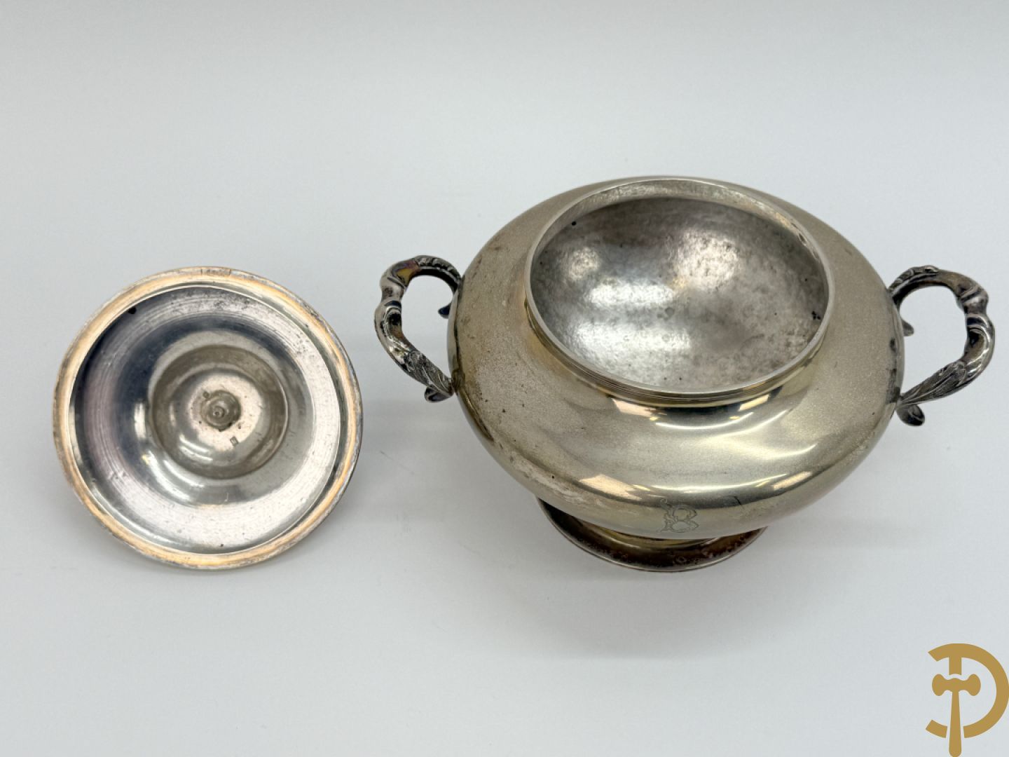 Zilveren koffiekan + bijhorende melk- en suikerpot, Louis XV stijl