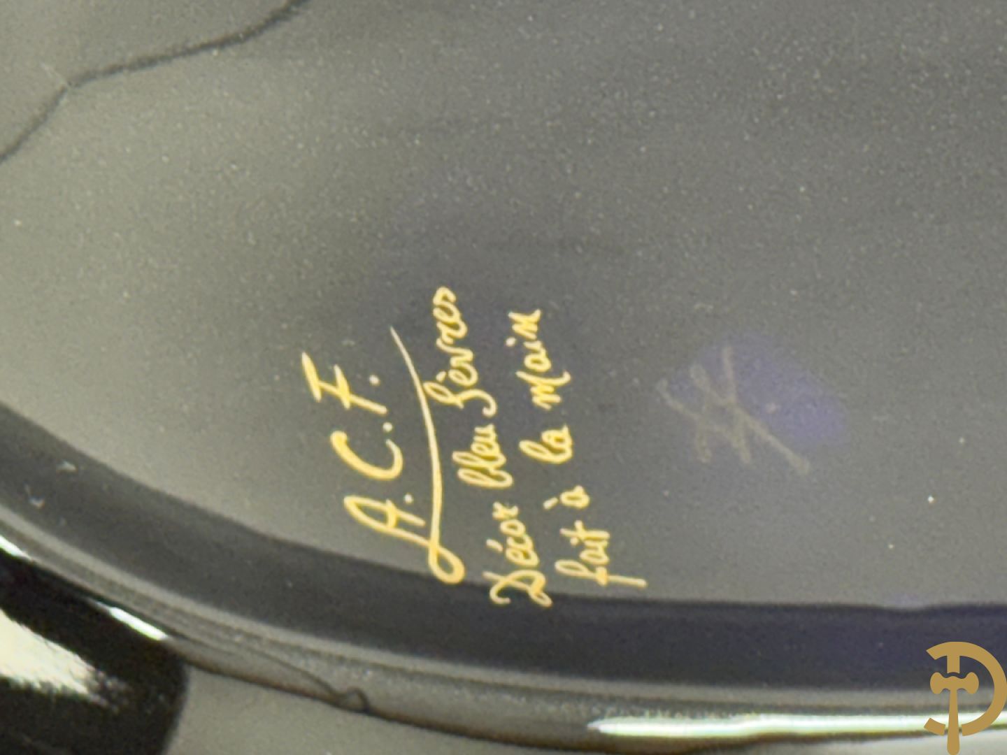 ROULI E. getekend, donkerblauwe Sèvres stijl coupe met deksel op onderschaal en bezet met bronzen ornamenten, gemerkt ACF onderaan