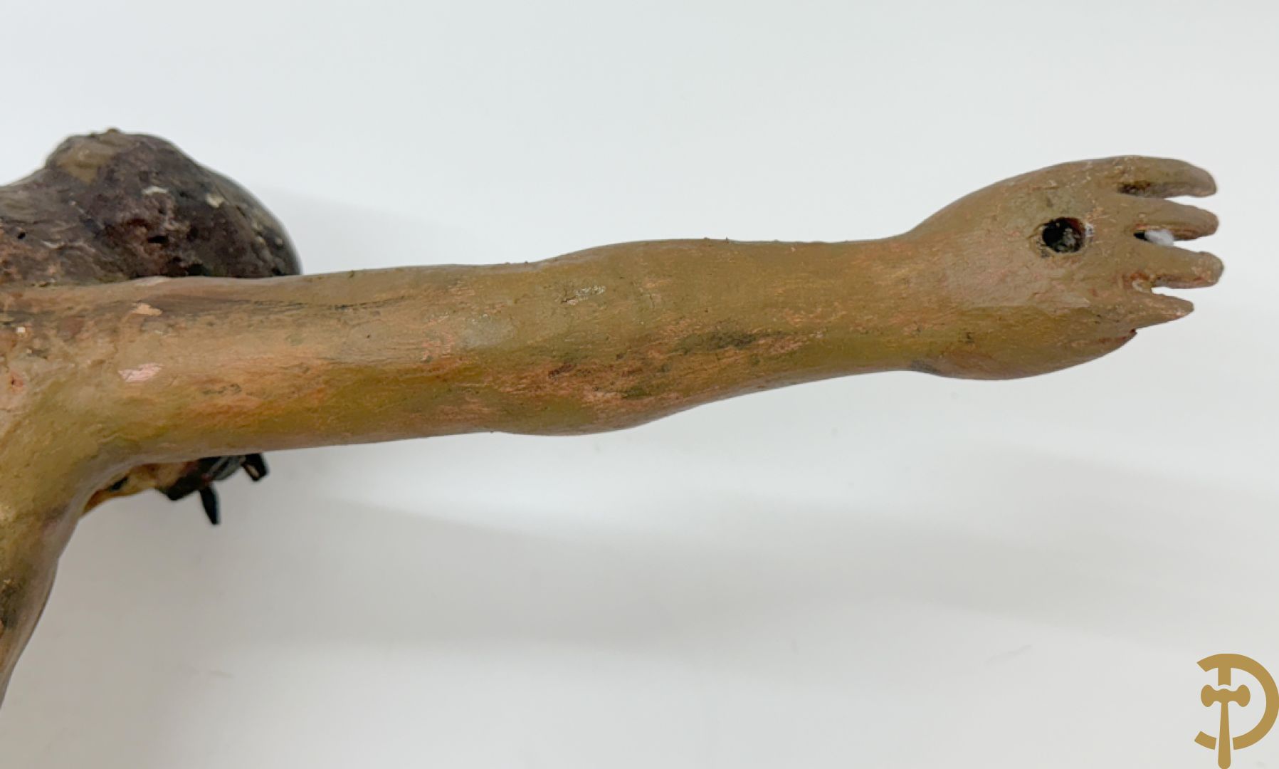 Twee houtgesculpteerde en gepolychromeerde corpussen