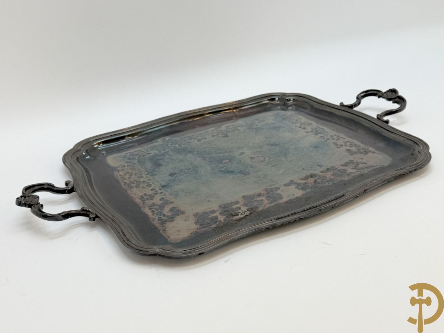 Verzilverd koffieservies met Louis XV motieven op verzilverde schotel, gemerkt M R 25, bestaande uit koffiekan, theekan, melkkan en suikerpot