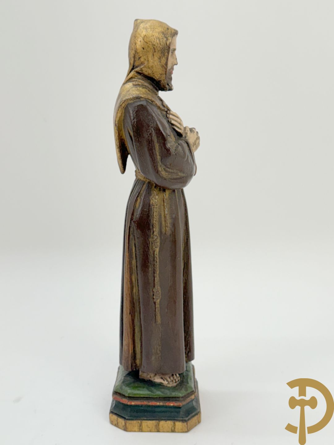 Twee Engelse meerkleurige keramieken sierstukken met personages + vier koppels Engelse biscuits + waterdrager in Royal Dux + 2 houtsculpturen