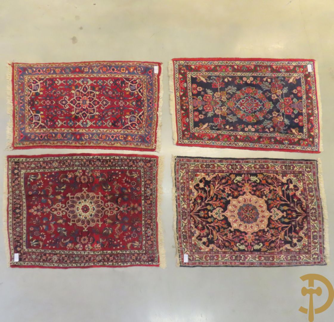 Vier Perzische kleine oosterse handgeknoopte tapijten w.o. 1 Bidjar en 3 Hamadan