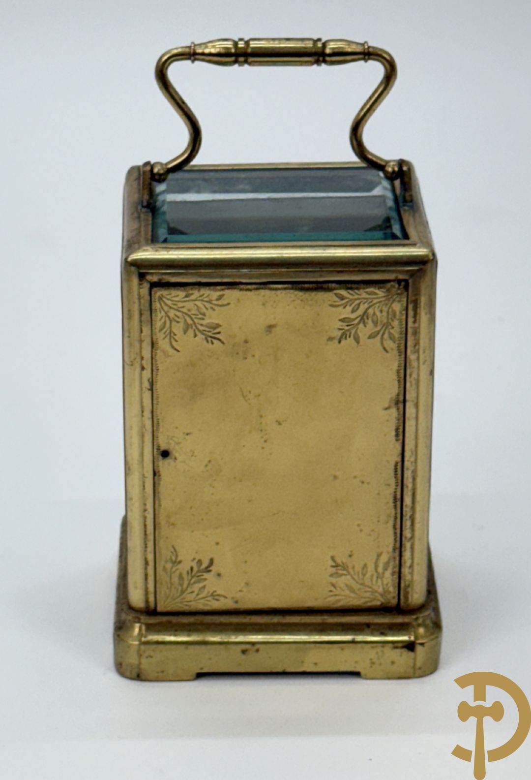 Koperen reiswekker bezet met handbeschilderde porseleinen plakkettes met romantisch decor