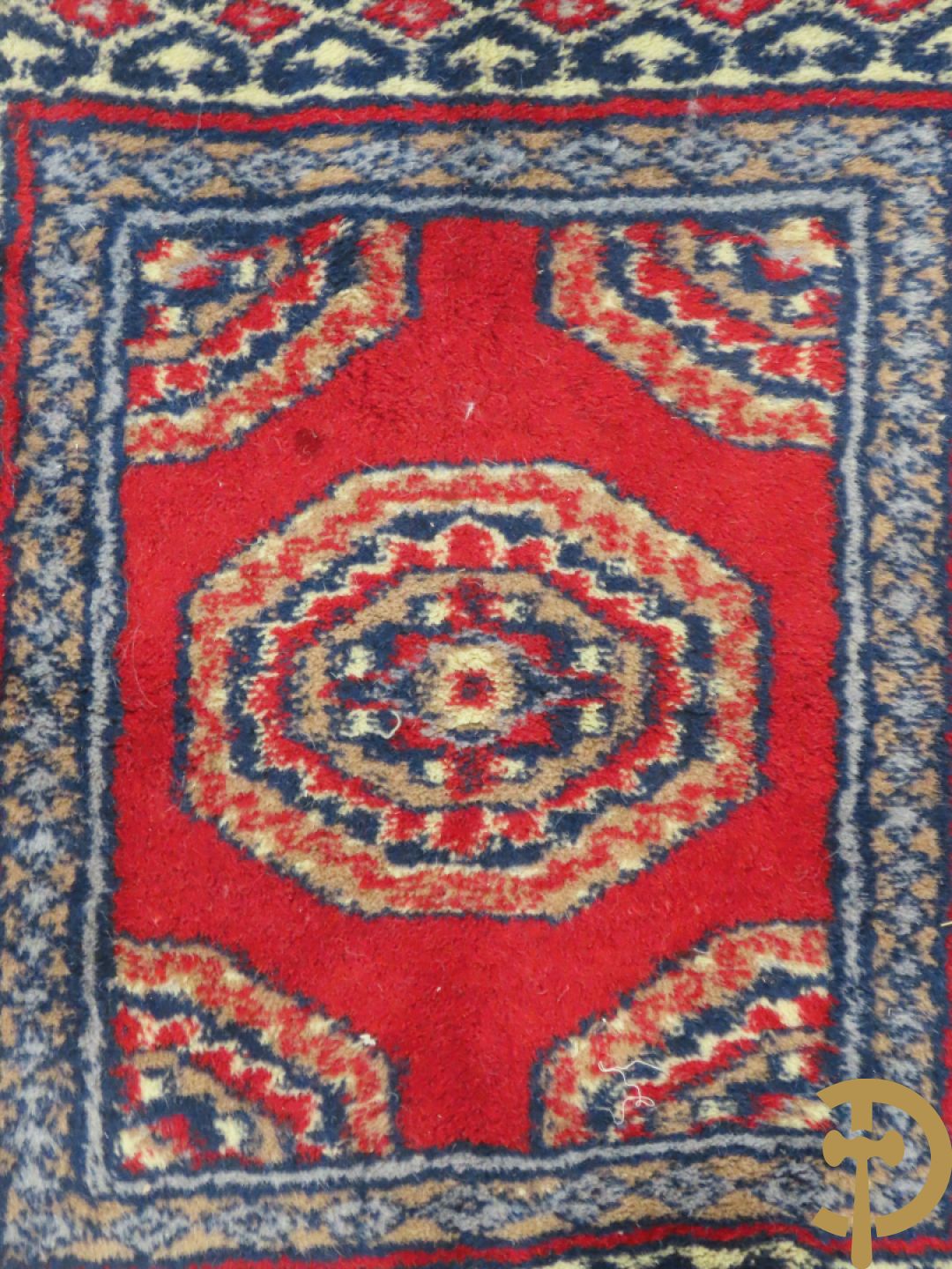 Zes oosterse handgeknoopte tapijten w.o. 2 Bouchara, Hamadan en 2 voettapijtjes