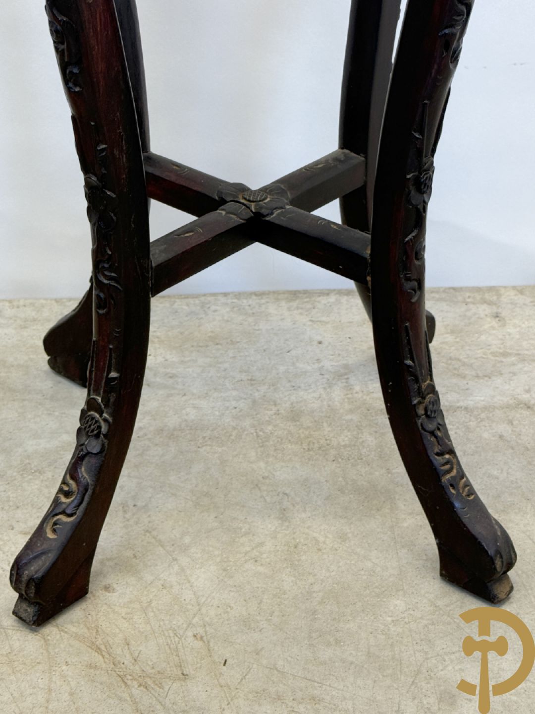 Paar hoge Chinese handgesculpteerde staanders met bloemen