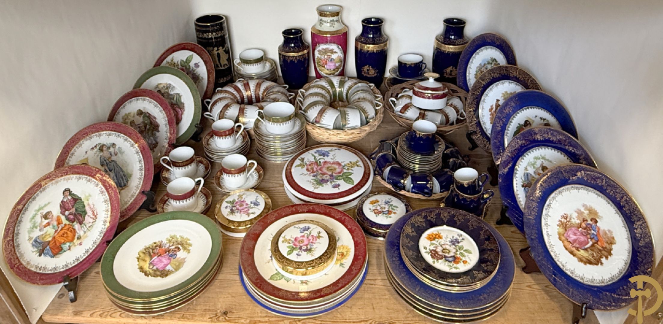 Porseleinen Limoges koffiekopjes en schoteltjes met vergulde accanthusranken + porseleinen Limoges borden met romantische geanimeerde taferelen + roze en blauwe Limoges vazen met romantische taferelen