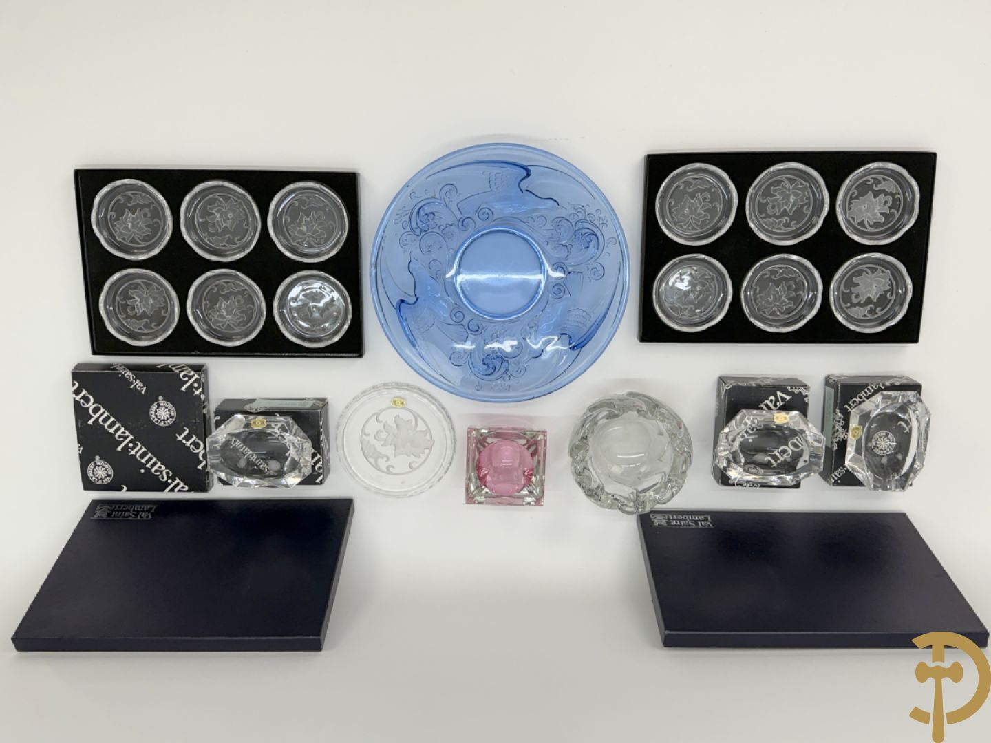 Twee x zes onderzetschaaltjes voor glazen + onderzetschaal voor fles + 4 Val-Saint-Lambert asbakken + blauwe geperste coupe Val-Saint-Lambert met vogeldecor + asbak Daum Nancy