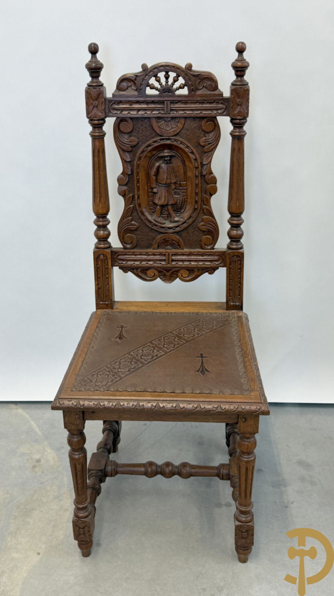 Massief eiken Bretoense eetkamer bestaande uit buffet met 3 deuren boven, 2 deuren onder, lades midden en gesculpteerde geanimeerde scènes + desserte + uittrekbare tafel + 6 stoelen + extra allonge