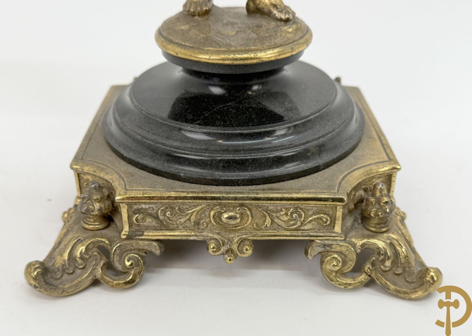 Hoorn met bronzen ornamenten gedragen door bronzen cupido