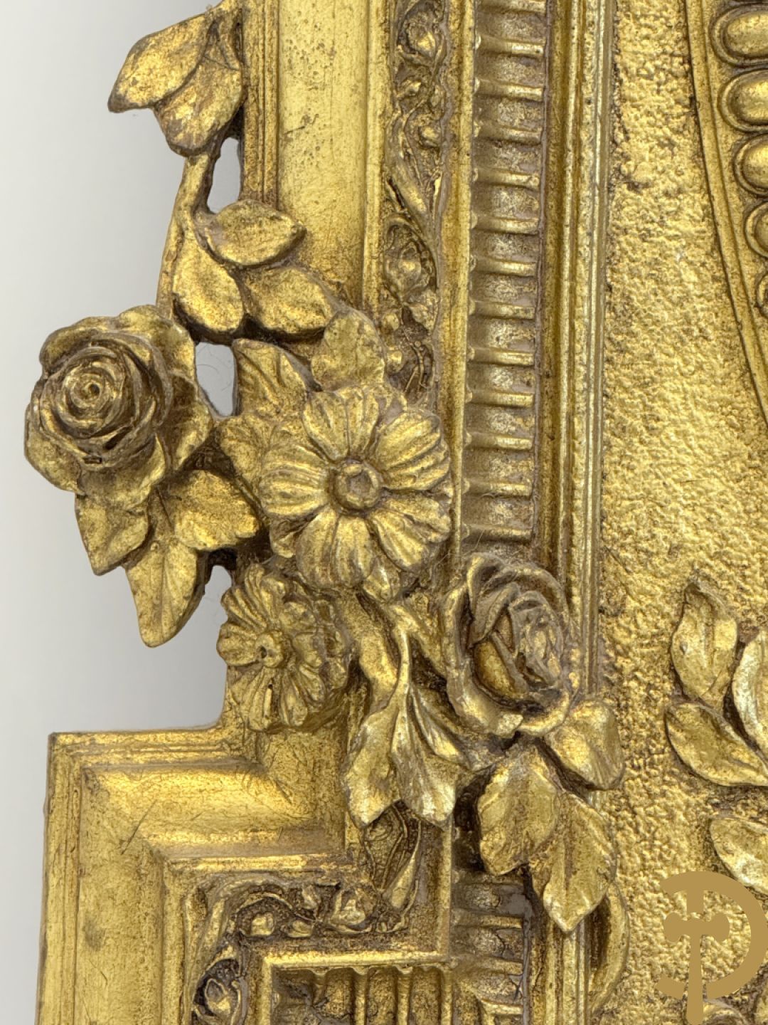 Vergulde lijst met bloemenguirlandes en accanthusranken, binnenin met ovale geslepen spiegel