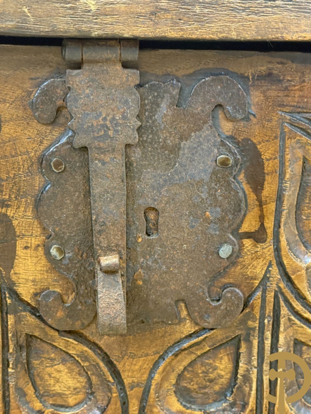 Spaanse rustieke koffer met ijzersmeedwerk en gotische ornamenten