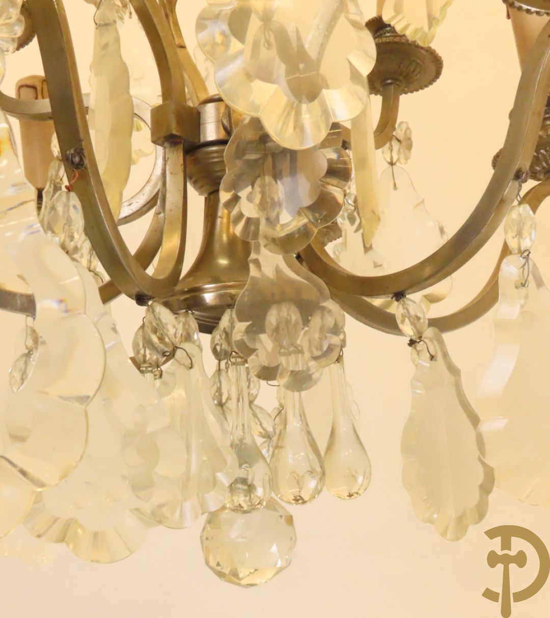 Franse chrome luchter met  9 lichtpunten bezet met tranenbellen en plakettes