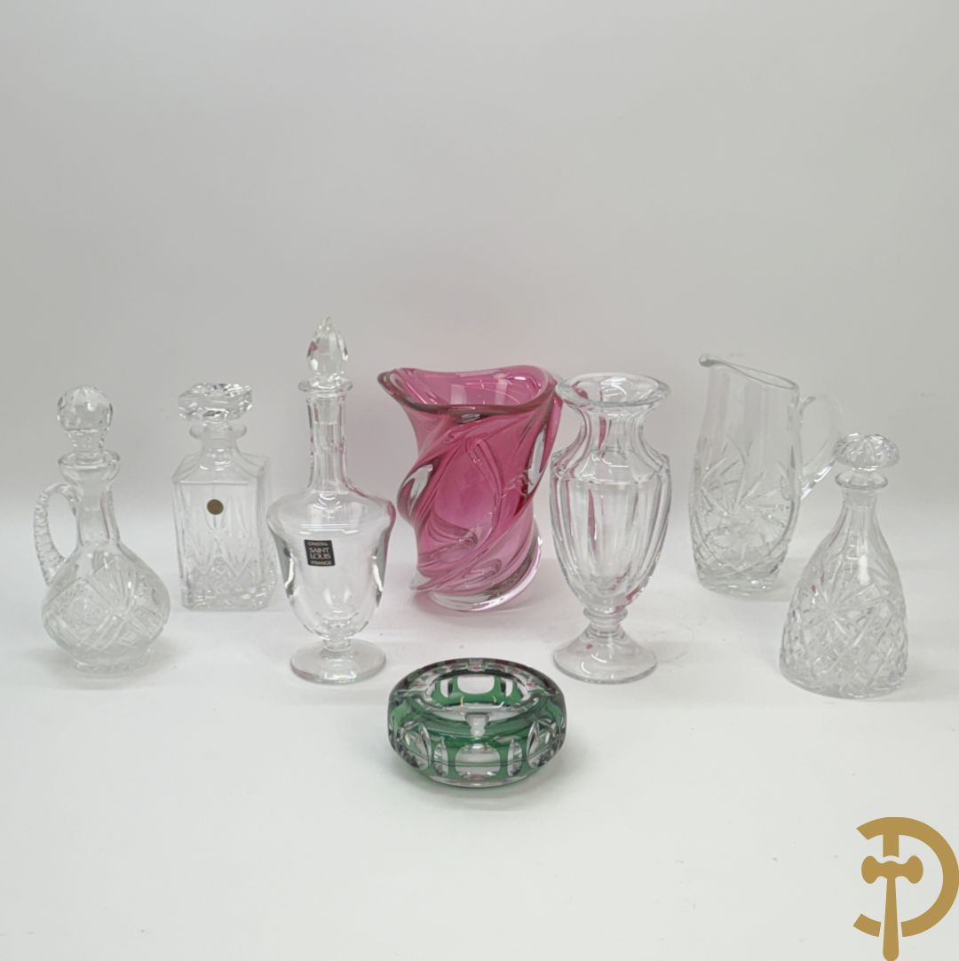 Vier kristallen karaffen w.o. 1 Saint Louis + schenkkan in Boheems kristal + vaas + getorste gekleurde Val-Saint-Lambert vaas + groen gekleurde asbak Val-Saint-Lambert