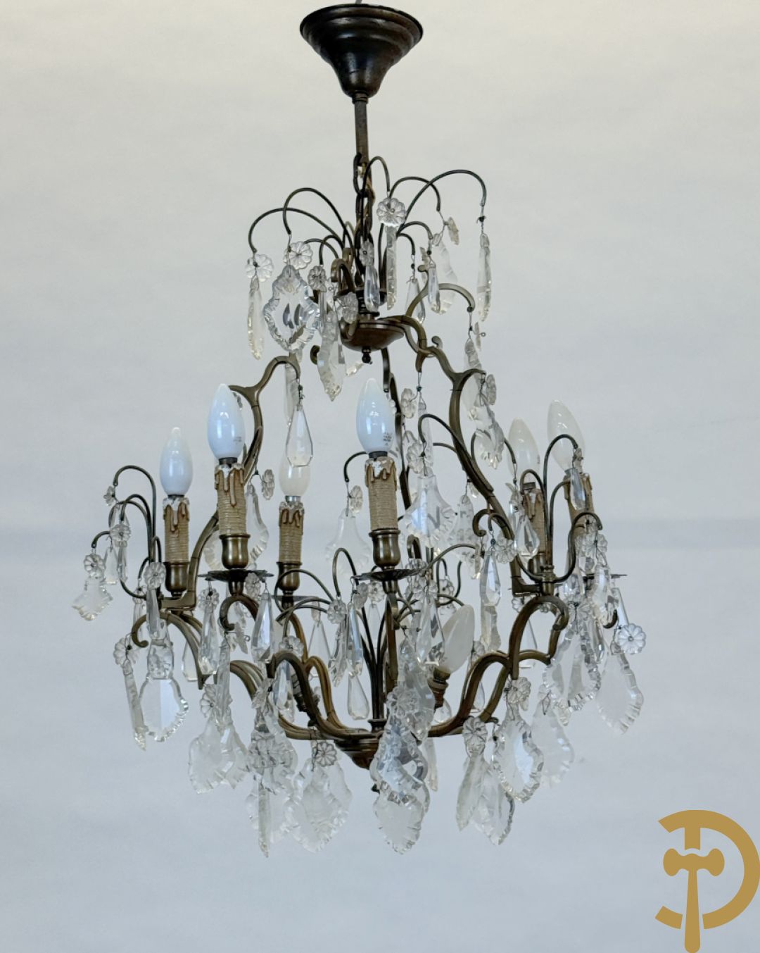 Franse koperen luchter met zes lichtpunten en kristallen bellen