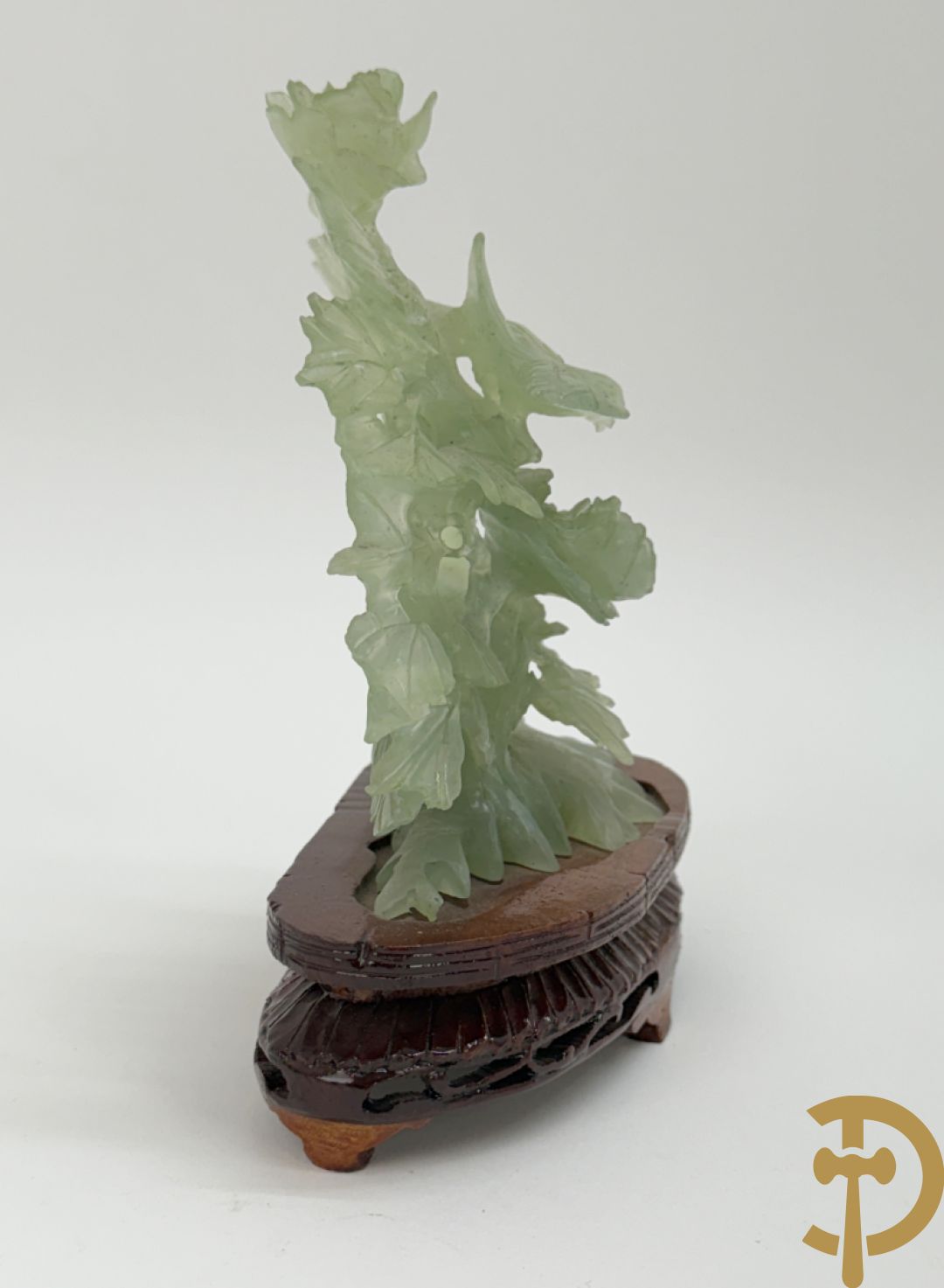 Drie jade sculpturen van vogels met bloemen op sokkel
