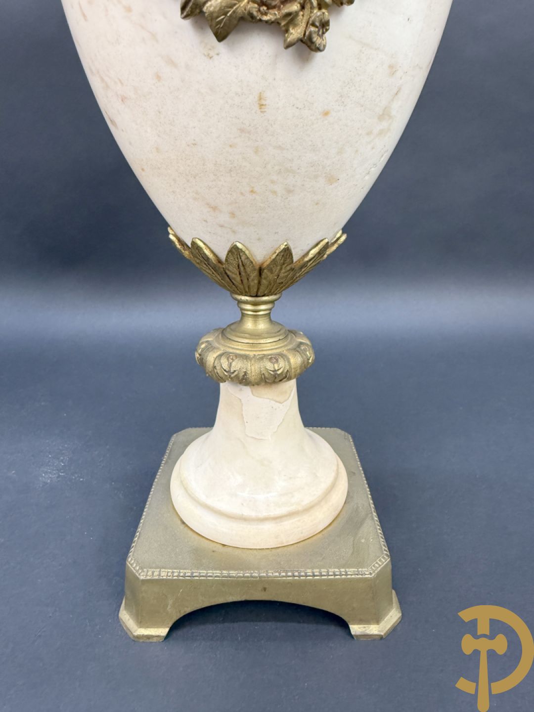 Paar marmeren cassolettes met hermenhoofden en guirlandes