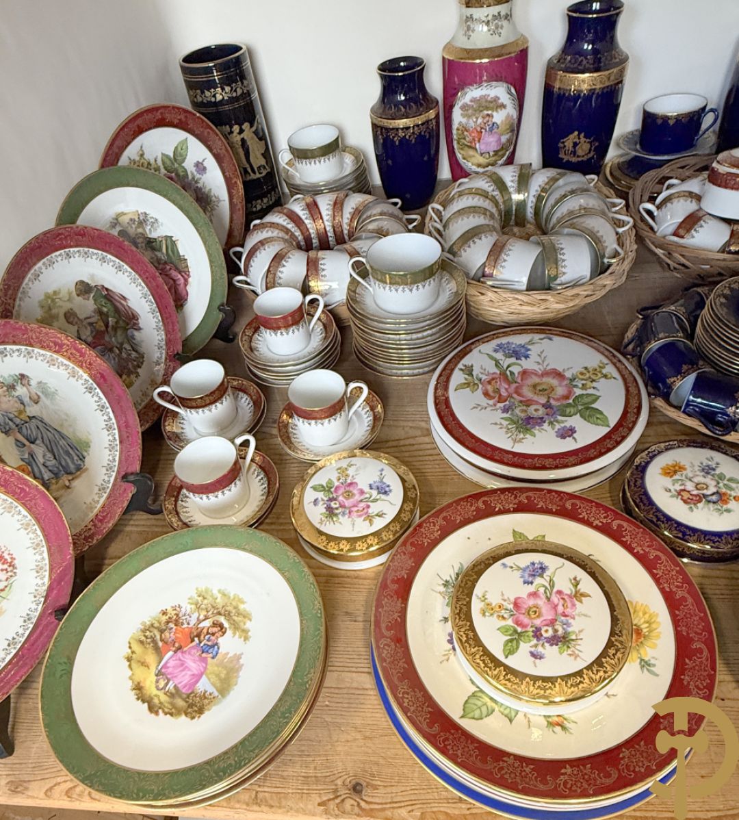 Porseleinen Limoges koffiekopjes en schoteltjes met vergulde accanthusranken + porseleinen Limoges borden met romantische geanimeerde taferelen + roze en blauwe Limoges vazen met romantische taferelen