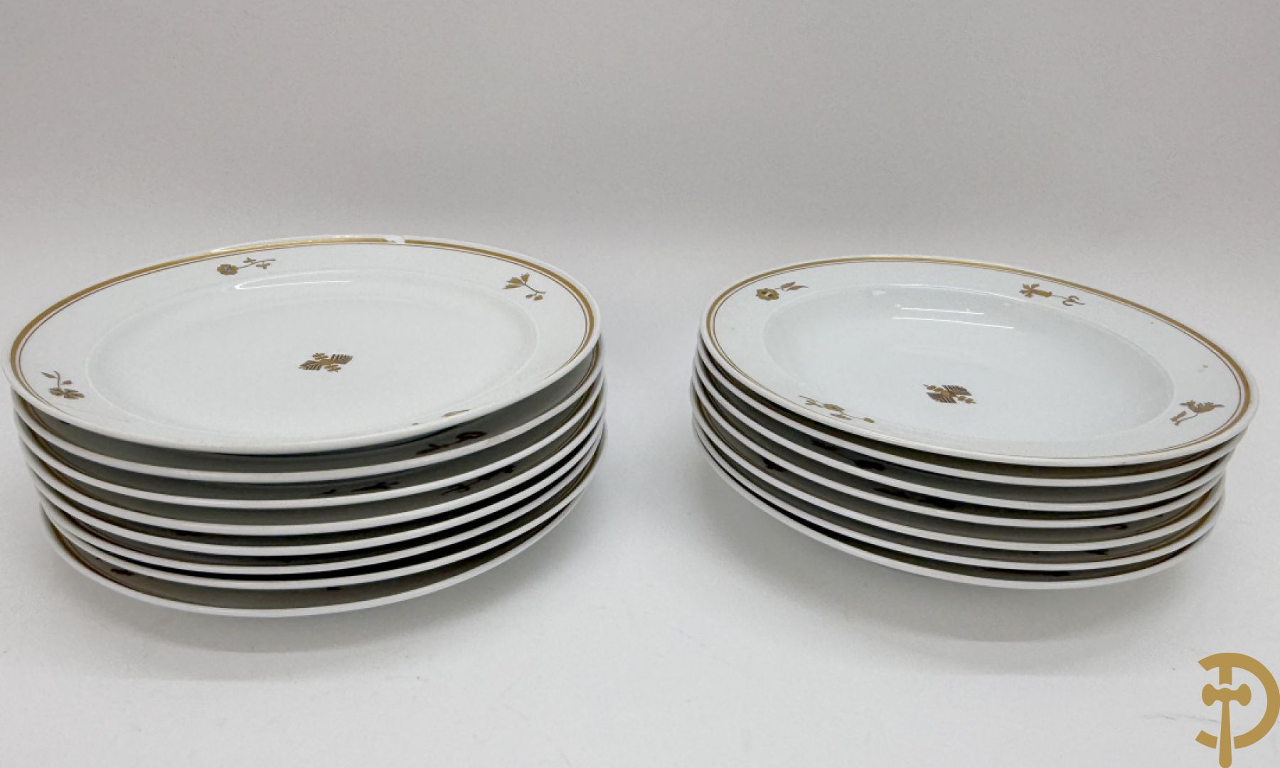 Wit porseleinen servies met vergulde rand en vergulde bloemenmotieven, Meissen, bestaande uit 8 platte borden (2 met schilfer aan rand), 7 diepe borden, 6 dessertborden, saladekom, sauskom en groentenschotel (1 handvat gelijmd)