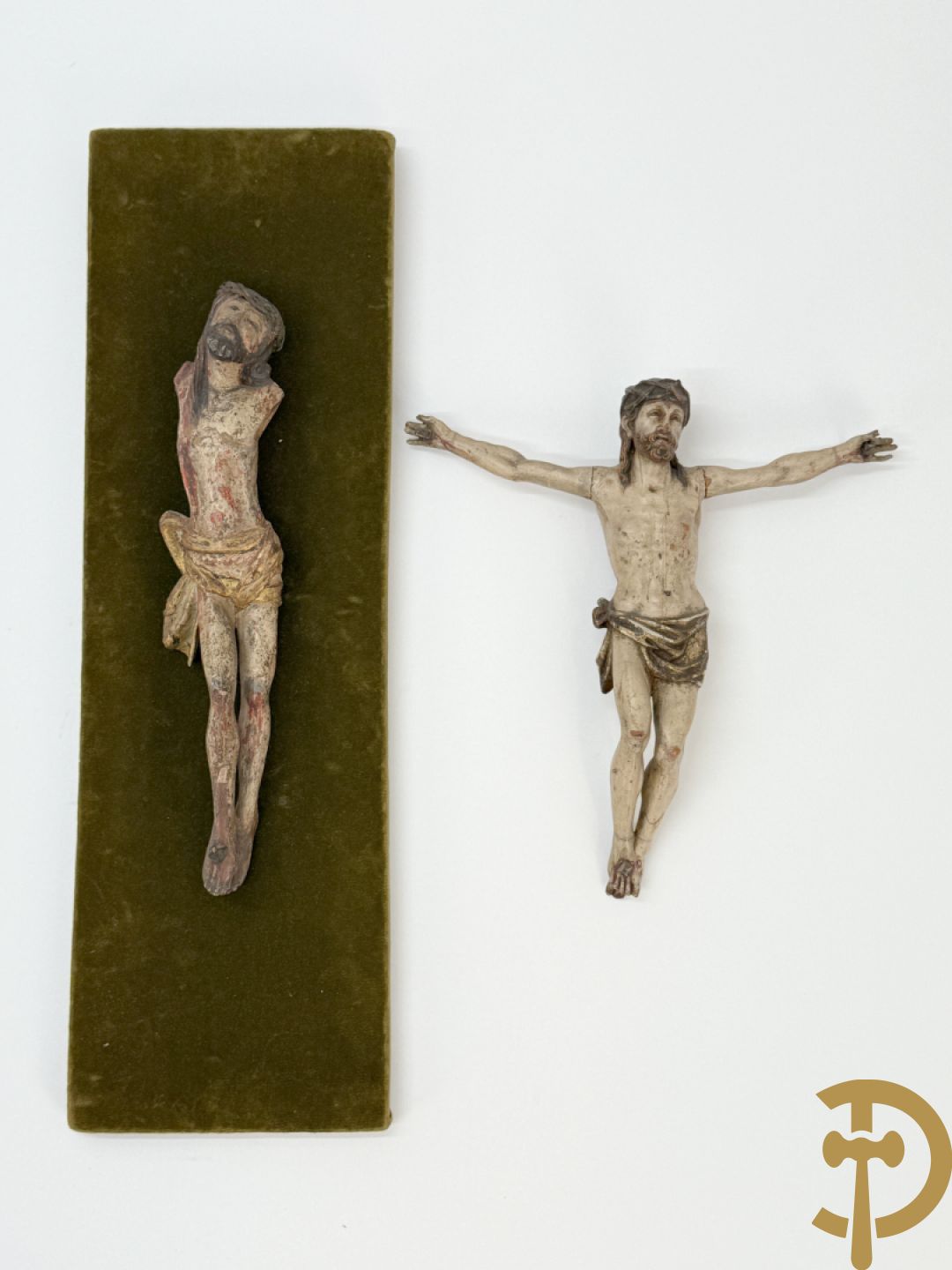 Twee houtgesculpteerde en gepolychromeerde corpussen, 18e